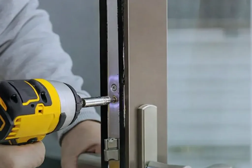 Emergency locksmith helping a client in Midtown NYC