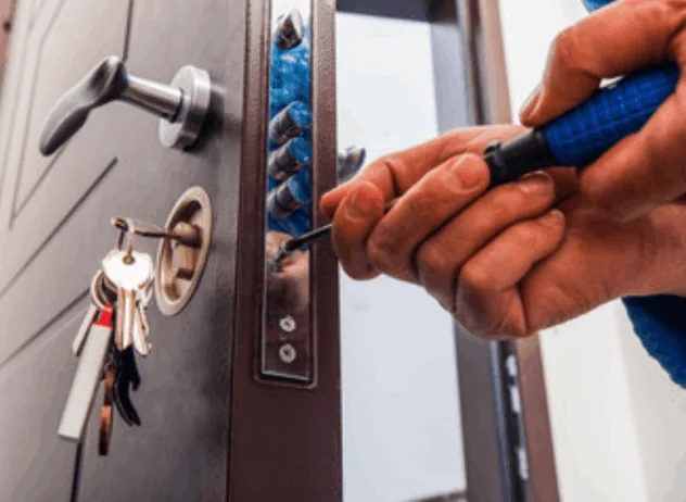 Professional locksmith working in Midtown NYC